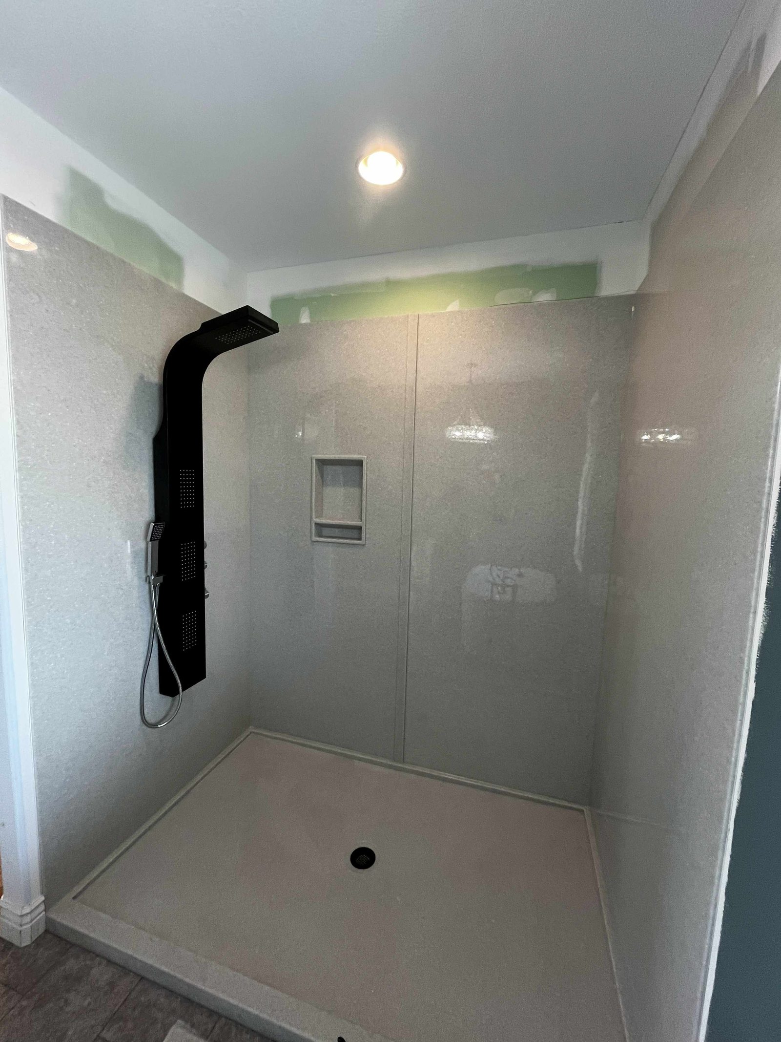 Master Onyx shower with rain panel and built-in niche